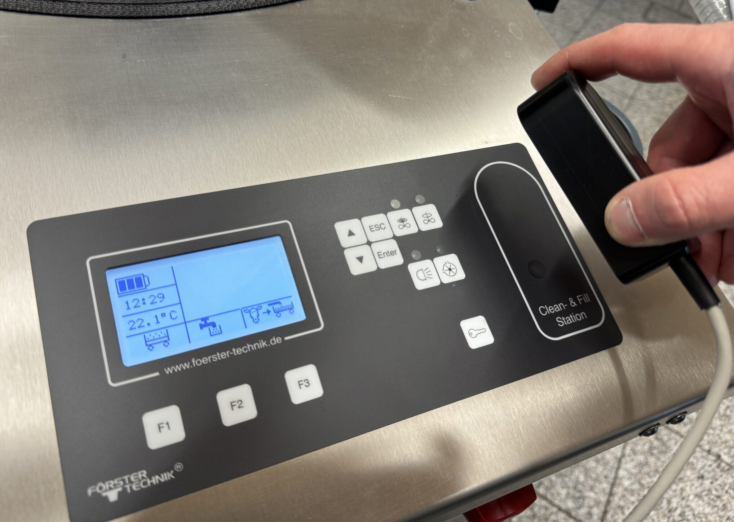 UNSORTIERT_CleanFillStation_DatenverbinderAufStation (2)
