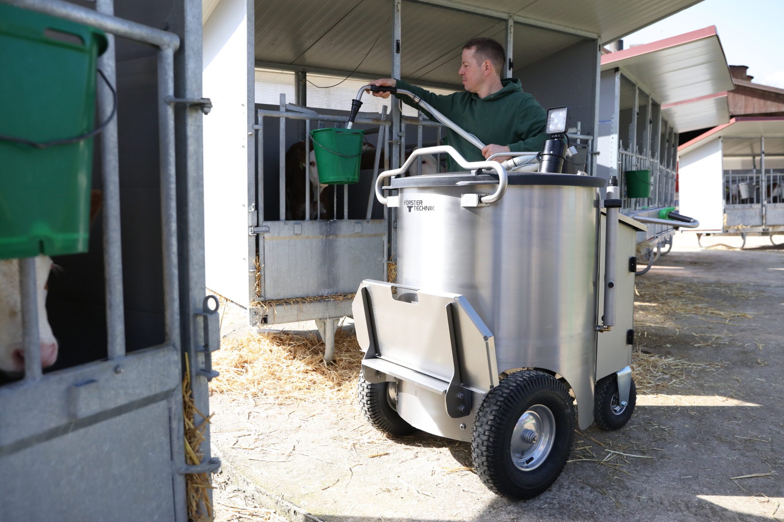 Das Milchmobil füllt den Tränkeeimer direkt an der Box – für eine präzise und zeitsparende Fütterung Ihrer Kälber.