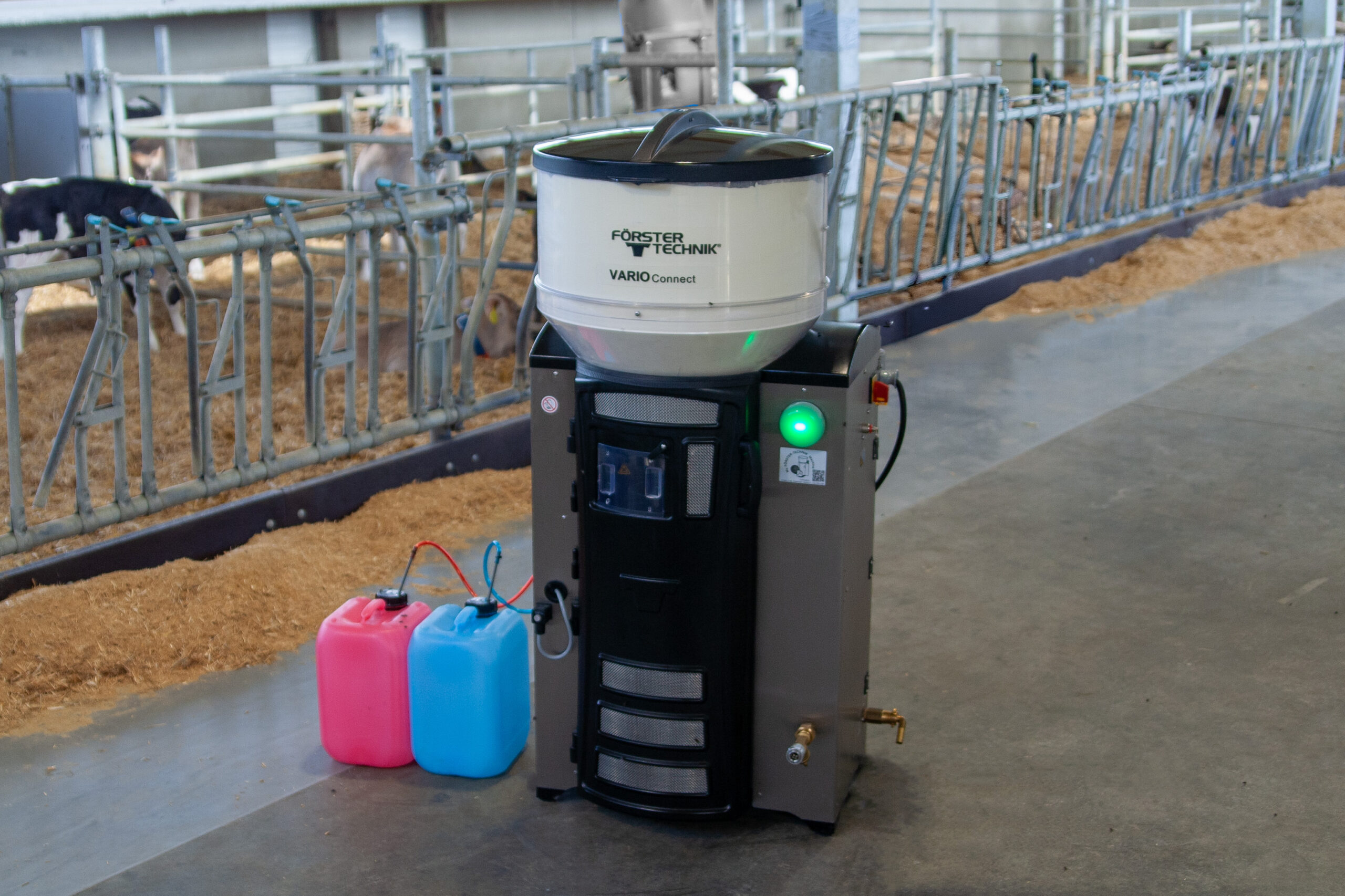 Tränkeautomat Connect im Kälberstall füttert die Kälber automatisch