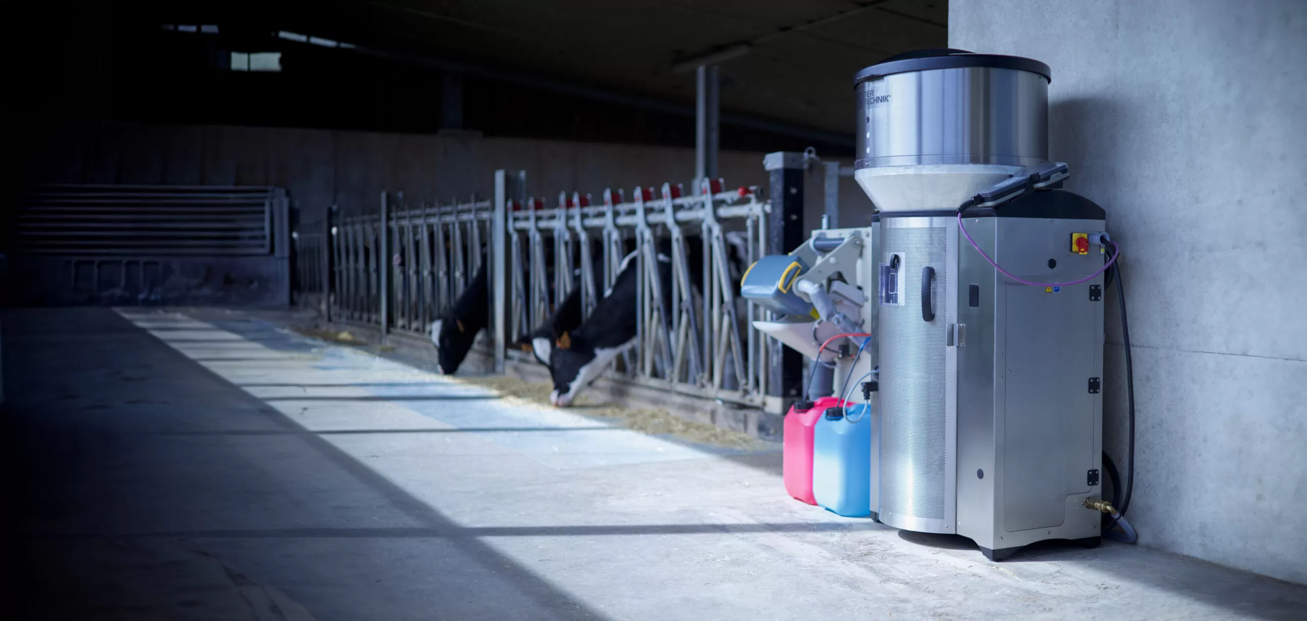 Tränkeautomat steht im Stall, bereit für die automatische Fütterung der Kälber, moderne Technologie in der Tierhaltung.